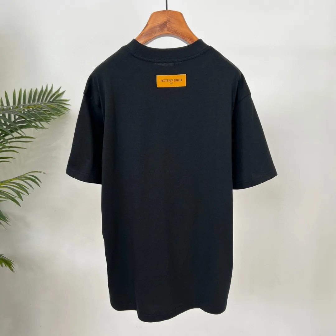 🅿️190 lv co-branded labubu🌟New summer style🎽made of 250 Solona pure cotton fabric, super soft and skin-friendly! High-end hand-painted printing with logo, design embellishment, neat and detailed wiring inside, making the upper body fashionable! High-end and versatile model, the quality is visible! Size: S-XXL Color: black, white